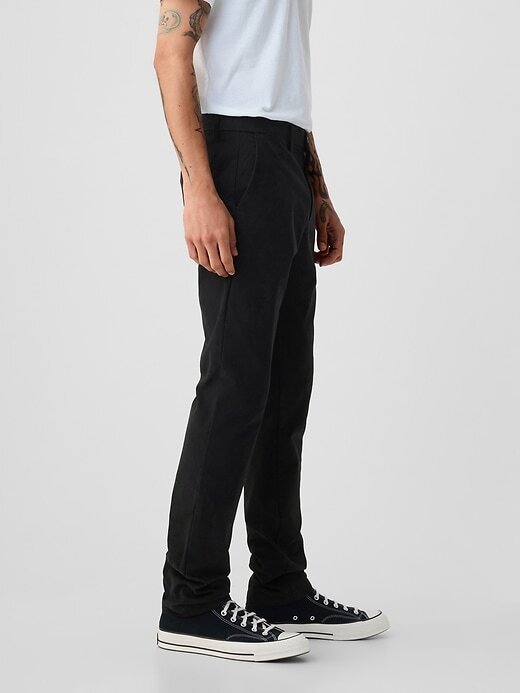 Pantalones caqui modernos de corte ajustado Pantalones caqui modernos de corte ajustado