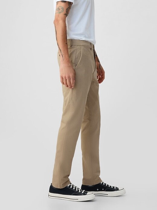 Pantalones caqui modernos de corte ajustado Pantalones caqui modernos de corte ajustado