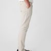 Pantalones caqui modernos de corte ajustado Pantalones caqui modernos de corte ajustado
