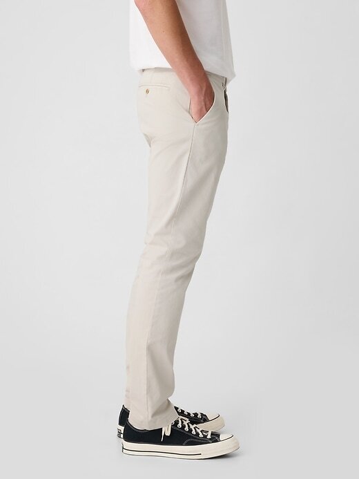Pantalones caqui modernos de corte ajustado Pantalones caqui modernos de corte ajustado