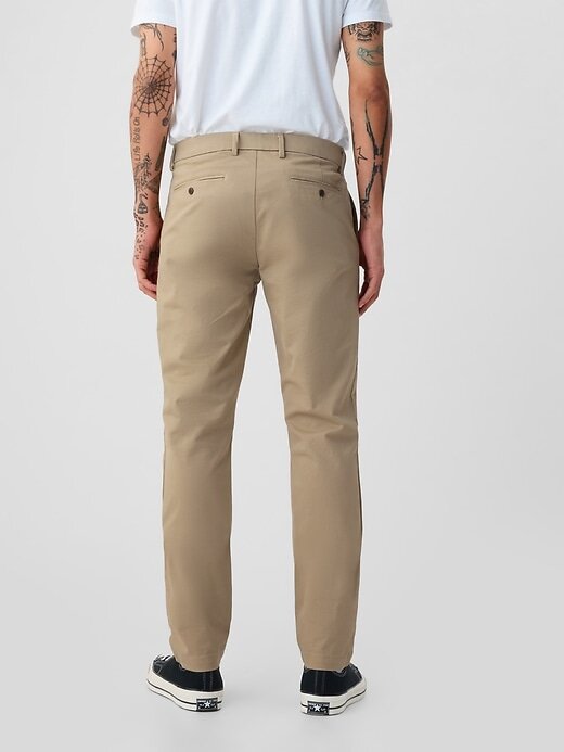Pantalones caqui modernos de corte ajustado Pantalones caqui modernos de corte ajustado