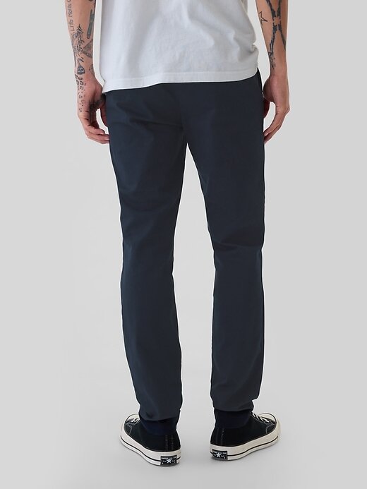 Pantalones caqui modernos de corte ajustado Pantalones caqui modernos de corte ajustado