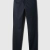 Pantalones caqui modernos de corte ajustado Pantalones caqui modernos de corte ajustado