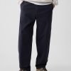 Pantalones caqui modernos de corte holgado Pantalones caqui modernos de corte holgado