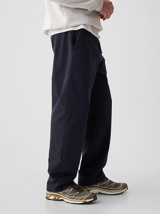 Pantalones caqui modernos de corte holgado Pantalones caqui modernos de corte holgado