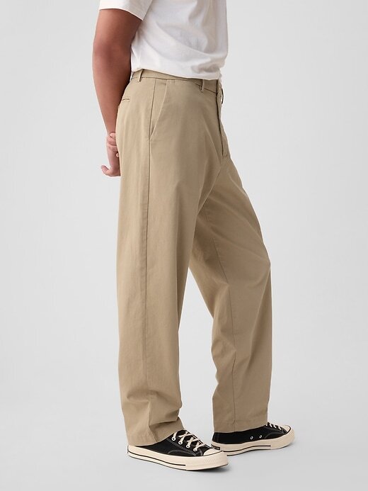 Pantalones caqui modernos de corte holgado Pantalones caqui modernos de corte holgado