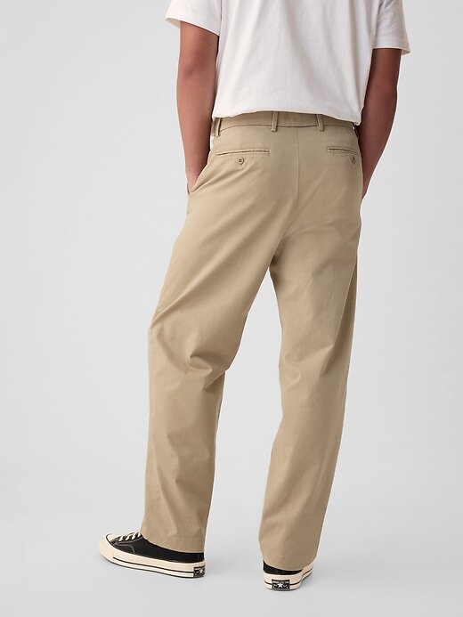 Pantalones caqui modernos de corte holgado Pantalones caqui modernos de corte holgado