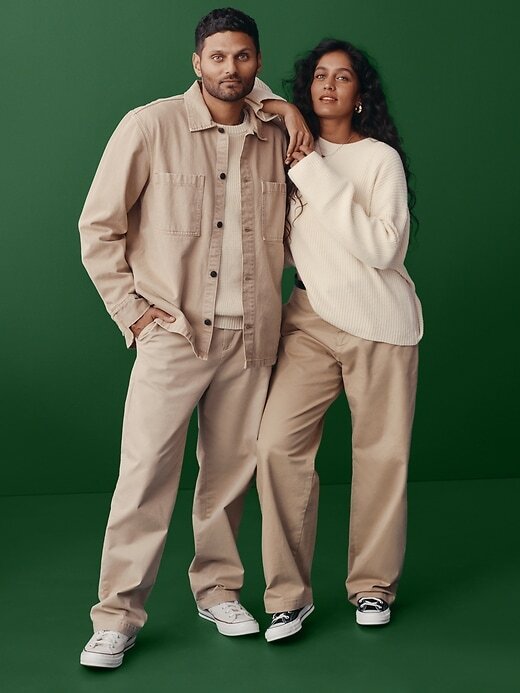 Pantalones caqui modernos de corte holgado Pantalones caqui modernos de corte holgado