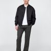 Pantalones caqui modernos de corte relajado Pantalones caqui modernos de corte relajado