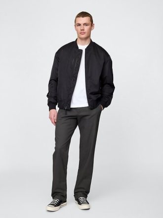 Pantalones caqui modernos de corte relajado