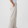 Pantalones caqui modernos de corte relajado Pantalones caqui modernos de corte relajado