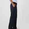 Pantalones caqui modernos de corte relajado Pantalones caqui modernos de corte relajado