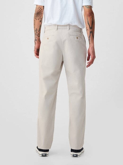Pantalones caqui modernos de corte relajado Pantalones caqui modernos de corte relajado