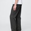 Pantalones caqui modernos de corte relajado Pantalones caqui modernos de corte relajado