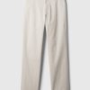 Pantalones caqui modernos de corte relajado Pantalones caqui modernos de corte relajado