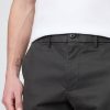 Pantalones caqui modernos de corte relajado Pantalones caqui modernos de corte relajado