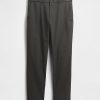 Pantalones caqui modernos de corte relajado Pantalones caqui modernos de corte relajado