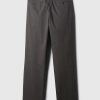 Pantalones caqui modernos de corte relajado Pantalones caqui modernos de corte relajado
