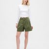 Pantalones cortos plisados de sarga de tiro medio de 6″ Pantalones cortos plisados de sarga de tiro medio de 6″