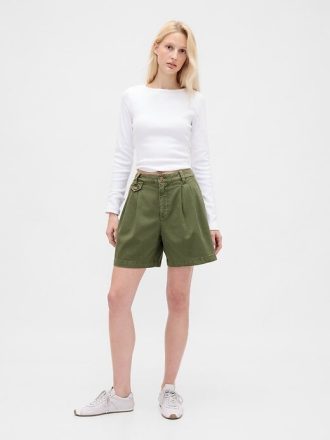 Pantalones cortos plisados de sarga de tiro medio de 6″ Pantalones cortos plisados de sarga de tiro medio de 6″
