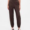 Pantalones deportivos de tiro alto con cremallera y dobladillo GapFit Tech Pantalones deportivos de tiro alto con cremallera y dobladillo GapFit Tech
