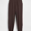 Pantalones deportivos de tiro alto con cremallera y dobladillo GapFit Tech Pantalones deportivos de tiro alto con cremallera y dobladillo GapFit Tech