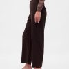 Pantalones tobilleros rectos de sarga y tiro alto Pantalones tobilleros rectos de sarga y tiro alto