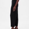 Pantalones tobilleros rectos de sarga y tiro alto Pantalones tobilleros rectos de sarga y tiro alto