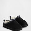 Pantuflas de ante vegano para niños con logotipo y forro de sherpa Pantuflas de ante vegano para niños con logotipo y forro de sherpa