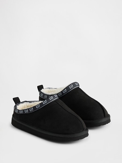 Pantuflas de ante vegano para niños con logotipo y forro de sherpa Pantuflas de ante vegano para niños con logotipo y forro de sherpa