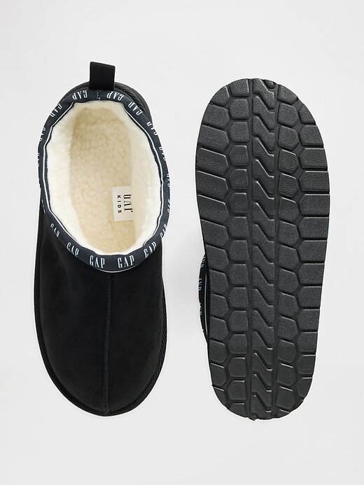 Pantuflas de ante vegano para niños con logotipo y forro de sherpa Pantuflas de ante vegano para niños con logotipo y forro de sherpa