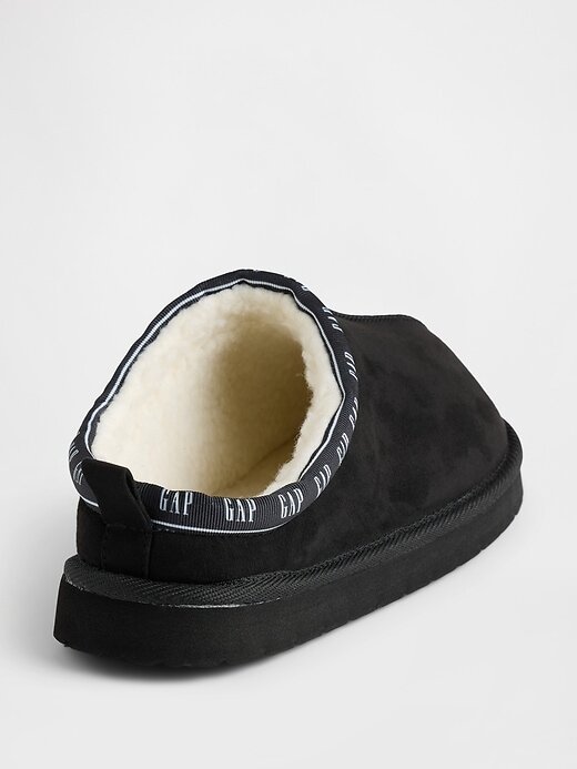 Pantuflas de ante vegano para niños con logotipo y forro de sherpa Pantuflas de ante vegano para niños con logotipo y forro de sherpa