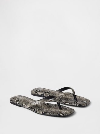 Sandalias tipo chanclas de piel vegana