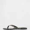 Sandalias tipo chanclas de piel vegana