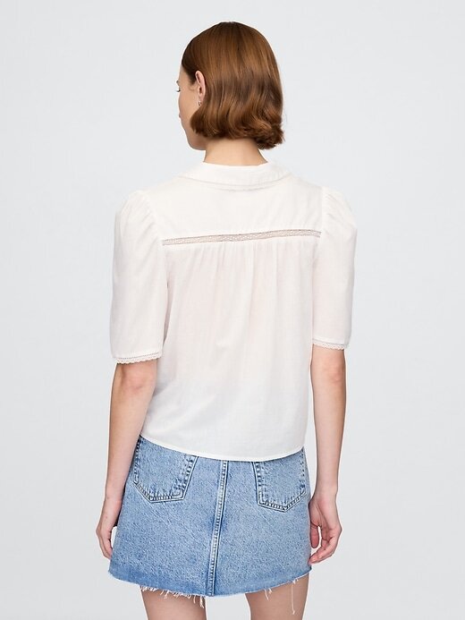 Top con cuello de encaje y mangas abullonadas Top con cuello de encaje y mangas abullonadas