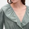 Top con cuello en V y volantes Top con cuello en V y volantes