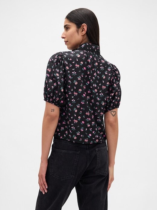 Top con cuello y mangas abullonadas Top con cuello y mangas abullonadas