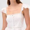 Top corto con peplum de gasa y volantes de encaje Top corto con peplum de gasa y volantes de encaje