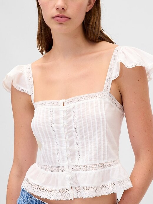 Top corto con peplum de gasa y volantes de encaje Top corto con peplum de gasa y volantes de encaje