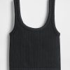 Top corto sin mangas de canalé sin costuras GapFit Top corto sin mangas de canalé sin costuras GapFit