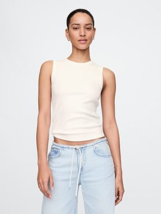 Top moderno de cuello alto con canalé