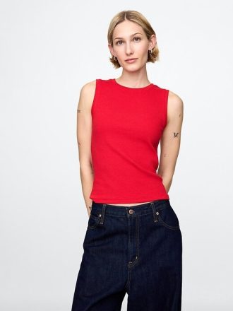 Top moderno de cuello alto con canalé