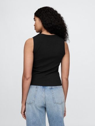 Top moderno de cuello alto con canalé