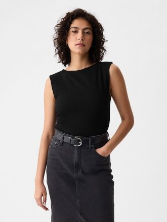 Top moderno de cuello barco
