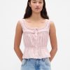 Top peplum con ribete de encaje Top peplum con ribete de encaje