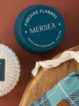 Vela en lata de juguete de franela Mersea Fireside