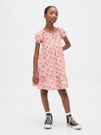 Vestido infantil con mangas abullonadas y capas