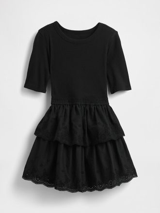 Vestido infantil con ojales en técnica mixta