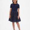 Vestido infantil con volantes en técnica mixta Vestido infantil con volantes en técnica mixta