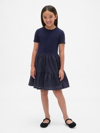 Vestido infantil con volantes en técnica mixta